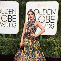 Olivia Culpo en la alfombra roja de los Globos de Oro 2017