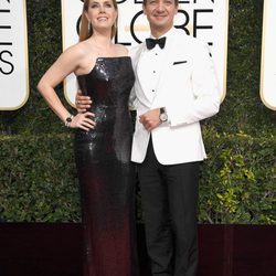 Amy Adams y Jeremy Renner en la alfombra roja de los Globos de Oro 2017