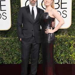 Darren Le Gallo y Amy Adams en la alfombra roja de los Globos de Oro 2017