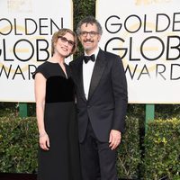 John Turturro y Katherine Borowitz en la alfombra roja de los Globos de Oro 2017