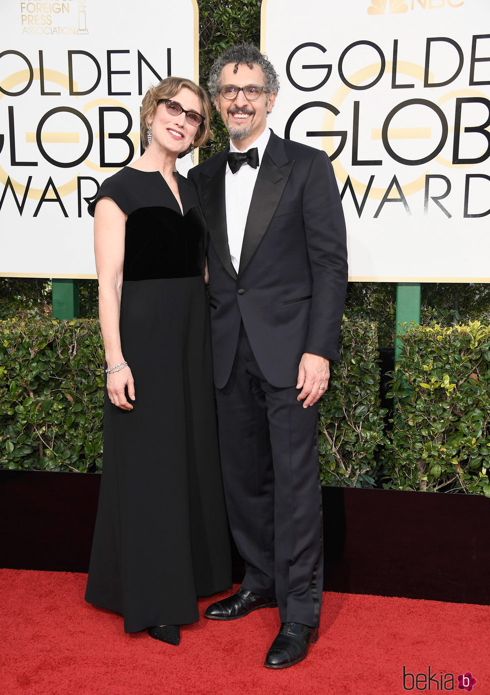 John Turturro y Katherine Borowitz en la alfombra roja de los Globos de Oro 2017