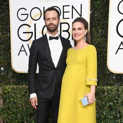 Benjamin Millepied y Natalie Portman  en la alfombra roja de los Globos de Oro 2017