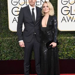 Dax Shepard y Kristen Bell en la alfombra roja de los Globos de Oro 2017