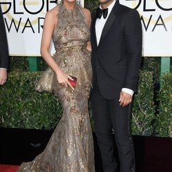 Chrissy Teigen y John Legend en la alfombra roja de los Globos de Oro 2017