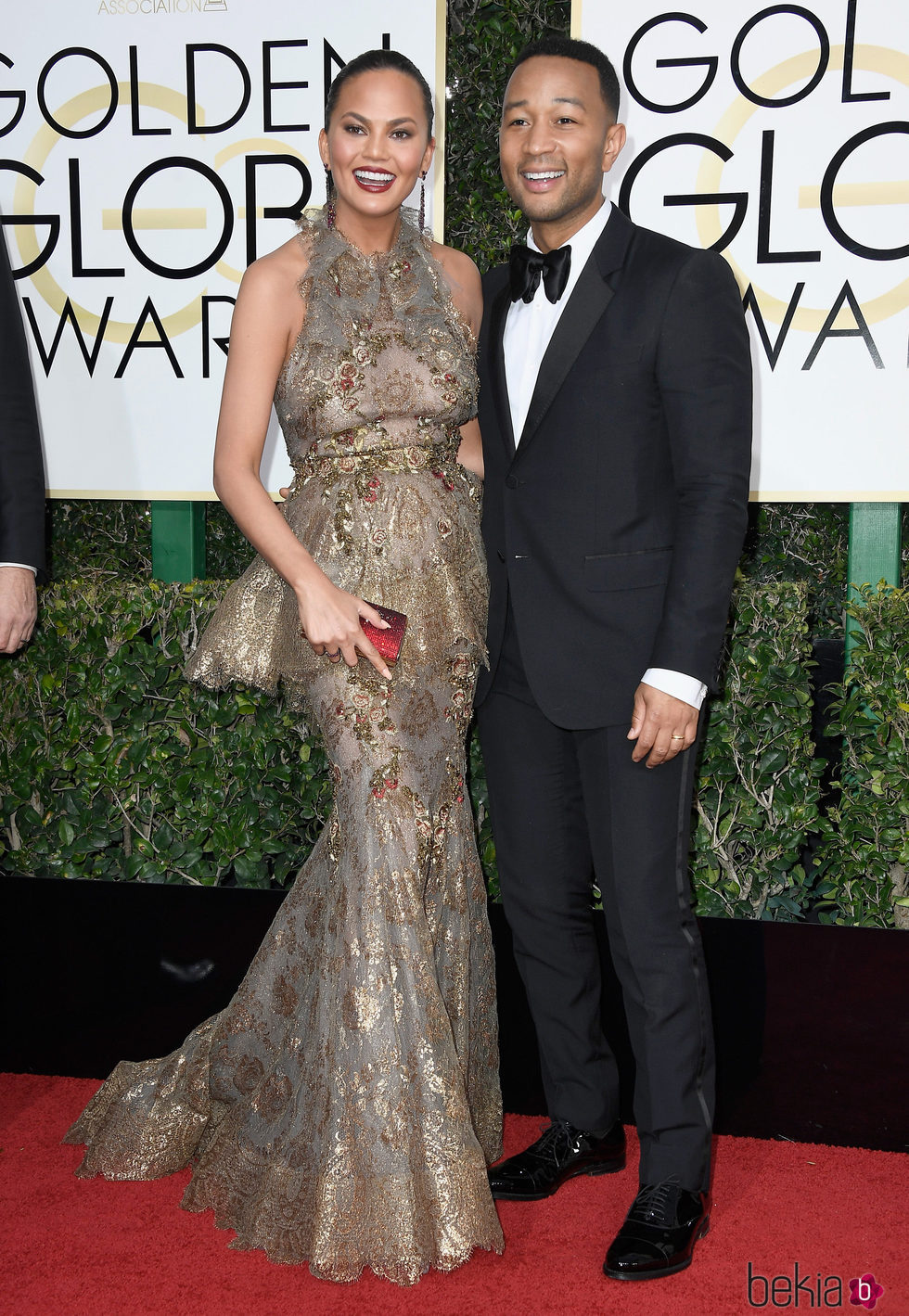 Chrissy Teigen y John Legend en la alfombra roja de los Globos de Oro 2017