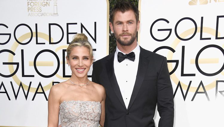 Elsa Pataky y Chris Hemsworth en la alfombra roja de los Globos de Oro 2017