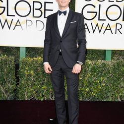 Matt Bomer en la alfombra roja de los Globos de Oro 2017