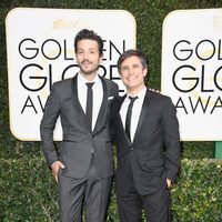 Diego Luna y Gael García Bernal en la alfombra roja de los Globos de Oro 2017