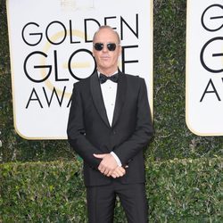 Michael Keaton en la alfombra roja de los Globos de Oro 2017