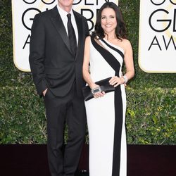Julia Louis Dreyfus y Brad Hall en la alfombra roja de los Globos de Oro 2017