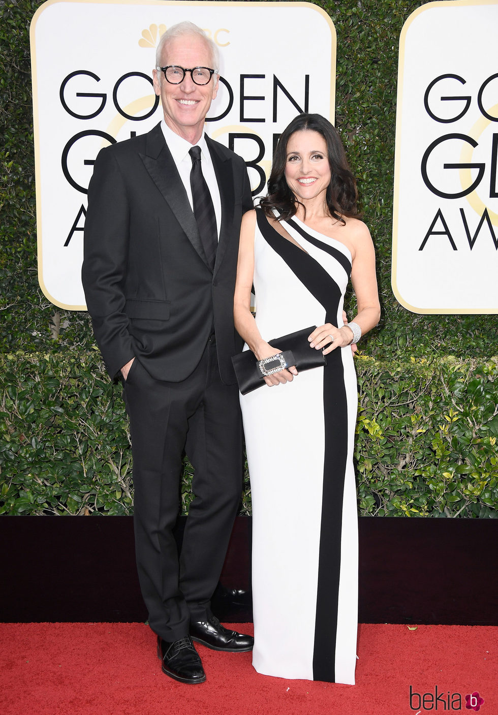 Julia Louis Dreyfus y Brad Hall en la alfombra roja de los Globos de Oro 2017