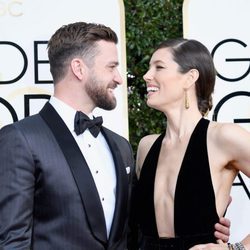 Justin Timberlake y Jessica Biel se dedican una tierna mirada en la alfombra roja de los Globos de Oro 2017