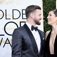 Justin Timberlake y Jessica Biel se dedican una tierna mirada en la alfombra roja de los Globos de Oro 2017