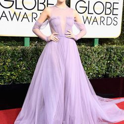 Hailee Steinfeld en la alfombra roja de los Globos de Oro 2017