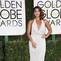 Gina Rodriguez en la alfombra roja de los Globos de Oro 2017