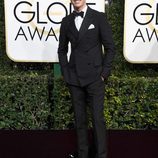 Eddie Redmayne en la alfombra roja de los Globos de Oro 2017