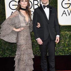 Keri  Russell y Matthew Rhys en la alfombra roja de los Globos de Oro 2017