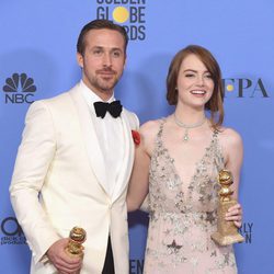 Ryan Gosling y Emma Stone con sus Globos de Oro 2017