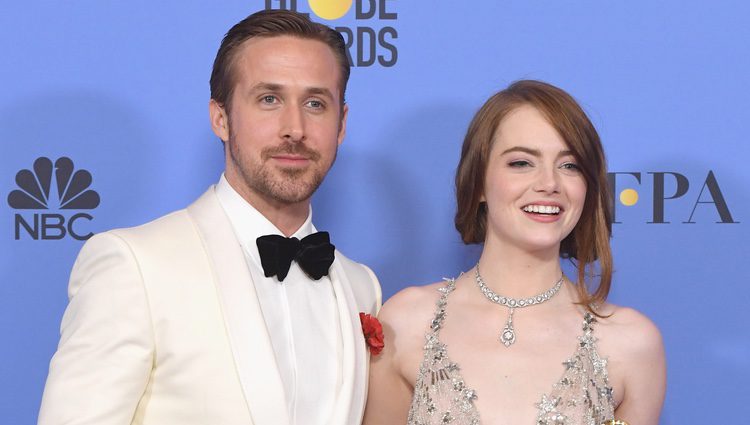 Ryan Gosling y Emma Stone con sus Globos de Oro 2017
