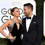 Blake Lively y Ryan Reynolds muy cómplices en la alfombra roja de los Globos de Oro 2017