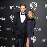 Sarah Hyland y Dominic Sherwood en la fiesta de Warner Bros tras los Globos de Oro 2017
