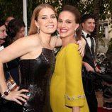 Amy Adams y Natalie Portman en la alfombra roja de los Globos de Oro 2017