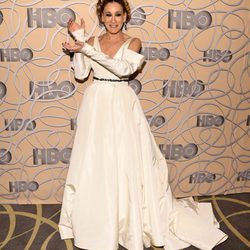 Sarah Jessica Parker 'posando' con su premio en la fiesta de HBO tras los Globos de Oro 2017