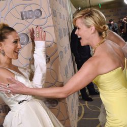 Reese Witherspoon y Sarah Jessica Parker saludándose efusivamente en la fiesta de HBO tras los Globos de Oro 2017