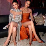 Kylie y Kendall Jenner sentadas descansando en la fiesta de NBC tras los Globos de Oro 2017