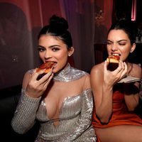 Kylie y Kendall Jenner tomando un aperitivo en la fiesta de NBC tras los Globos de Oro 2017