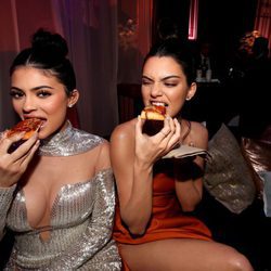 Kylie y Kendall Jenner tomando un aperitivo en la fiesta de NBC tras los Globos de Oro 2017
