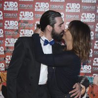 Melani Olivares besándose con su marido en el estreno de 'El cubo de Rubbish'