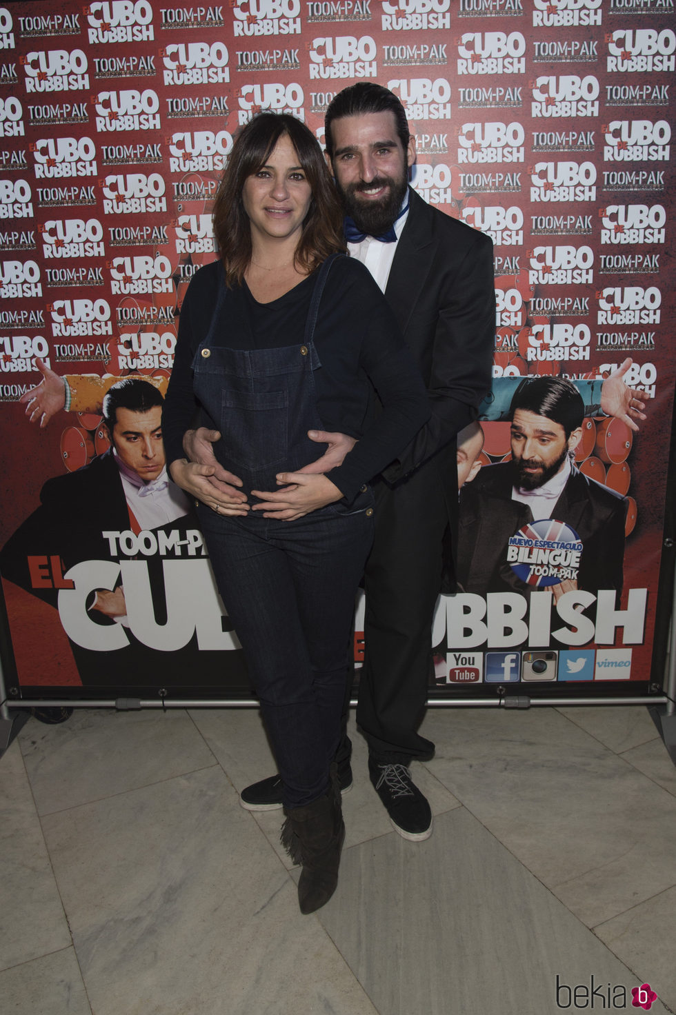 Melani Olivares con su marido Gorka González en el estreno de 'El cubo de Rubbish'