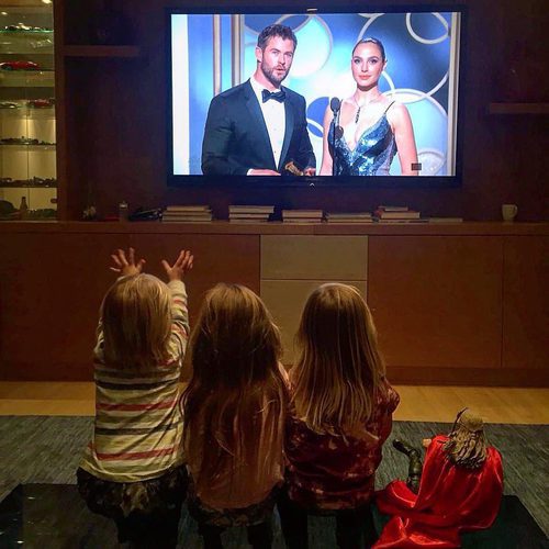 Tristan, Sasha e India Rose viendo a su padre, Chris Hemsworth en la gala de los Globos de Oro 2017