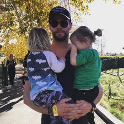 Chris Hemsworth junto a dos de sus hijos