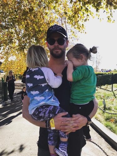 Chris Hemsworth junto a dos de sus hijos