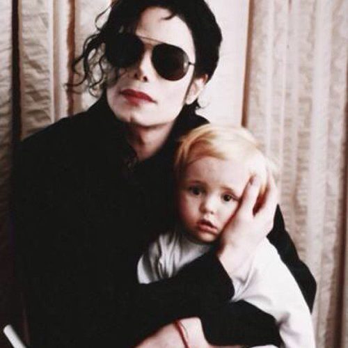 Prince Jackson con su padre Michael Jackson cuando era un bebé