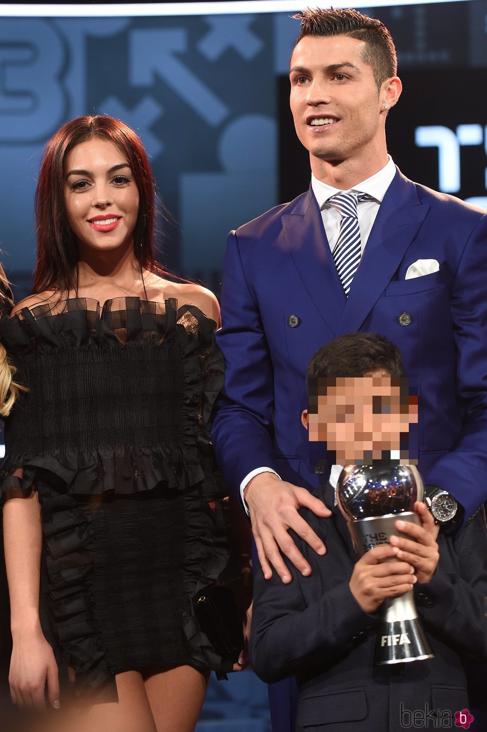 Cristiano Ronaldo presenta oficialmente a su novia Georgina Rodríguez en  los Premios de la FIFA 2016 - Cristiano Ronaldo, el jugador de fútbol más  sexy y papá 10 - Foto en Bekia Actualidad