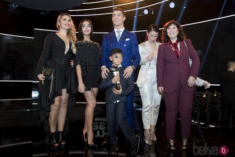 Cristiano Ronaldo en The Best FIFA Awards con su novia, su hijo y el resto de su familia