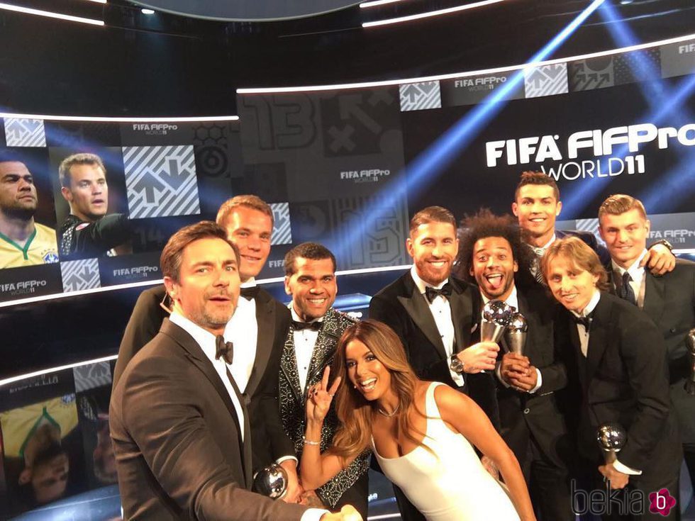 Eva Longoria con Sergio Ramos, Cristiano Ronaldo, Griezmann y otros ganadores en la gala de The Best FIFA Awards