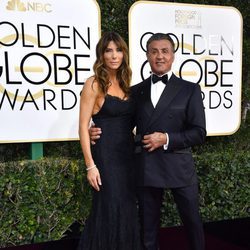 Sylvester Stallone y su mujer Jennifer Flavin en los Globos de Oro 2017