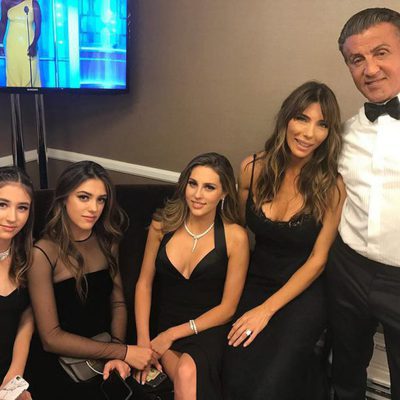 Sylvester Stallone junto a su mujer y sus hijas en el backstage de los Globos de Oro 2017