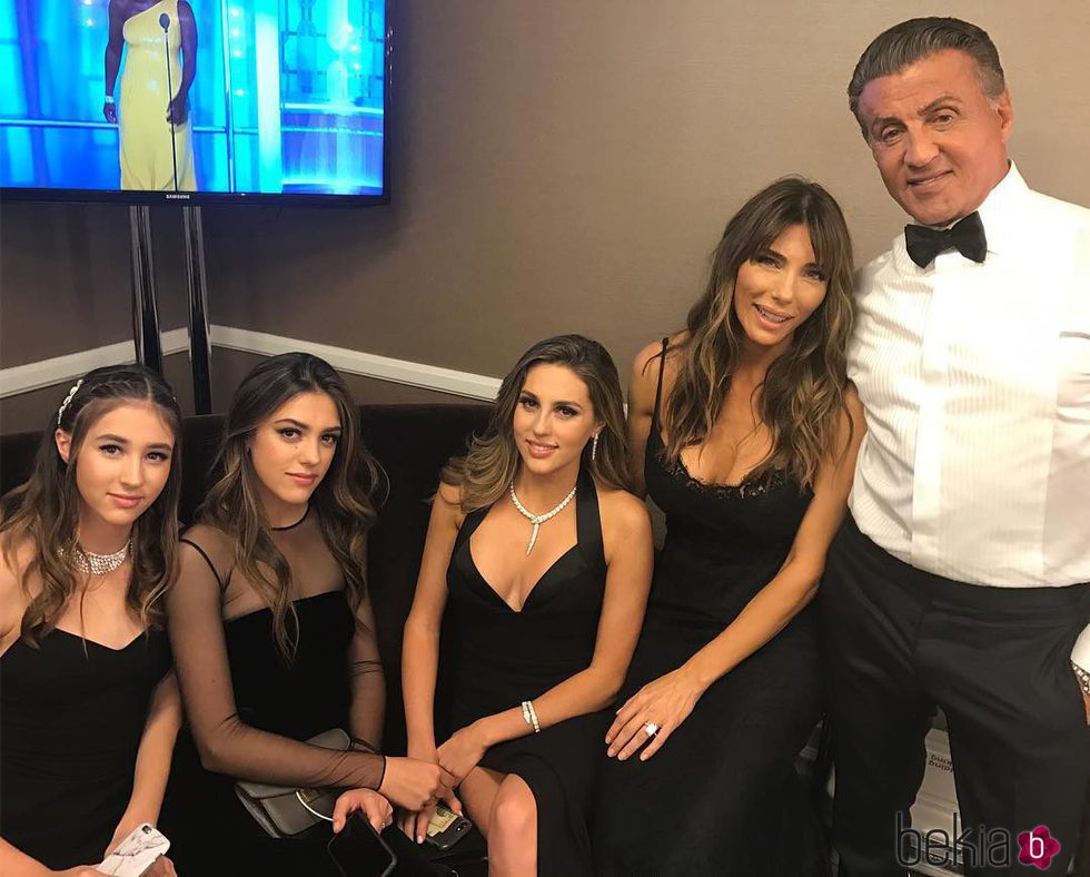 Sylvester Stallone junto a su mujer y sus hijas en el backstage de los Globos de Oro 2017