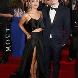 Damien Chazelle y su novia Olivia Hamilton en los Globos de Oro 2017