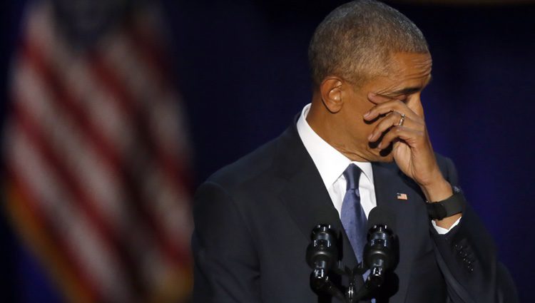 Barack Obama visiblemente emocionado despidiéndose de la Casa Blanca