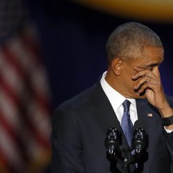Barack Obama visiblemente emocionado despidiéndose de la Casa Blanca