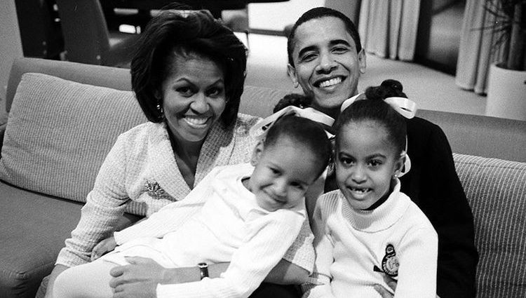 Michelle Obama junto a su marido y sus dos niñas pequeñas