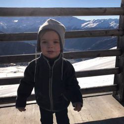 Nicolás de Suecia durante unas vacaciones de invierno en los Alpes suizos