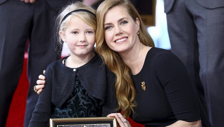 Amy Adams con su hija recibiendo su estrella en el Paseo de la Fama