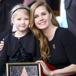 Amy Adams con su hija recibiendo su estrella en el Paseo de la Fama